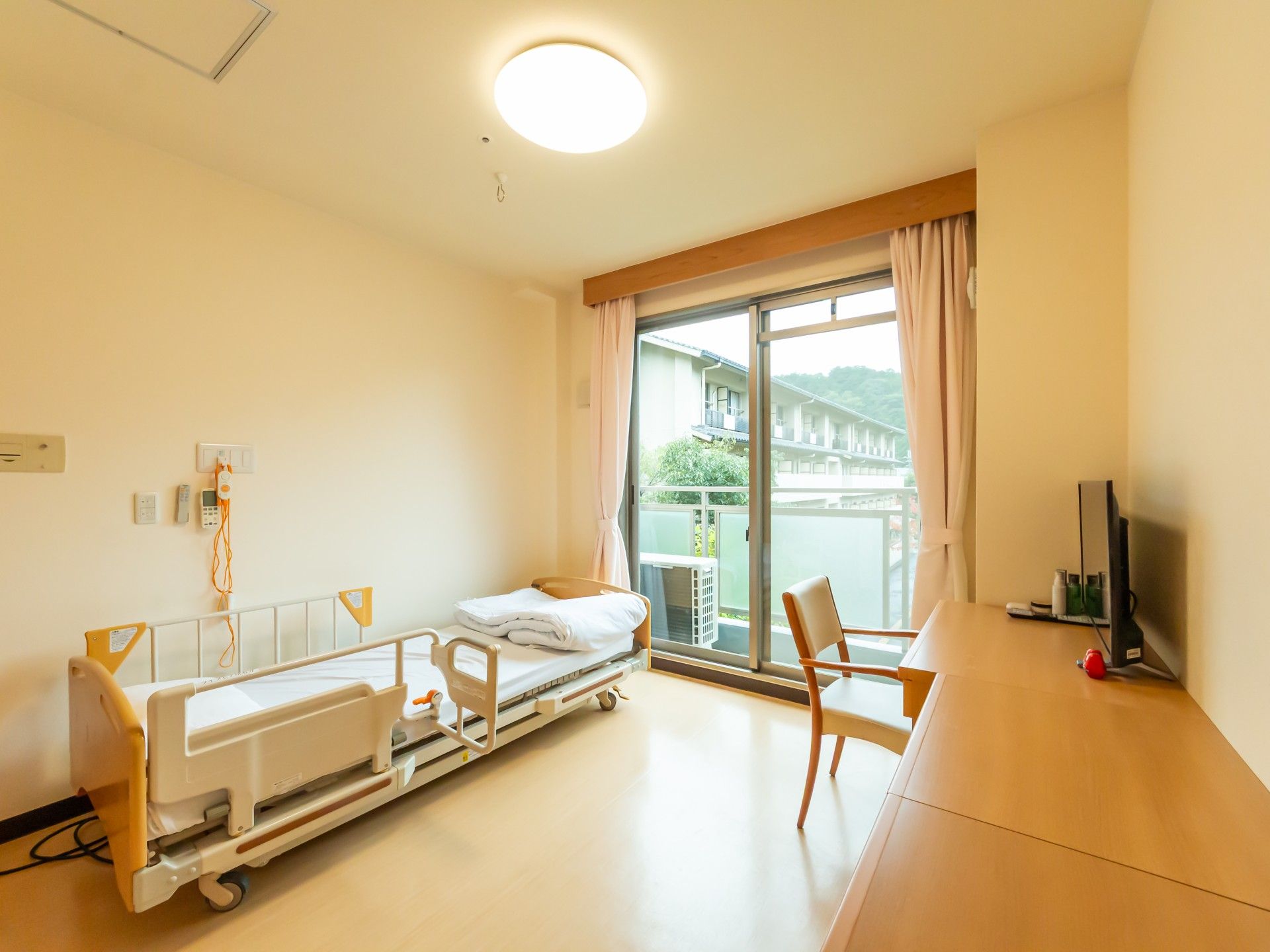 明るい個室のベッドルーム