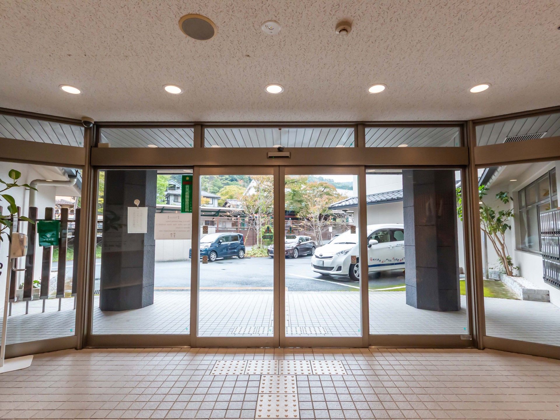 広いガラスの出入口