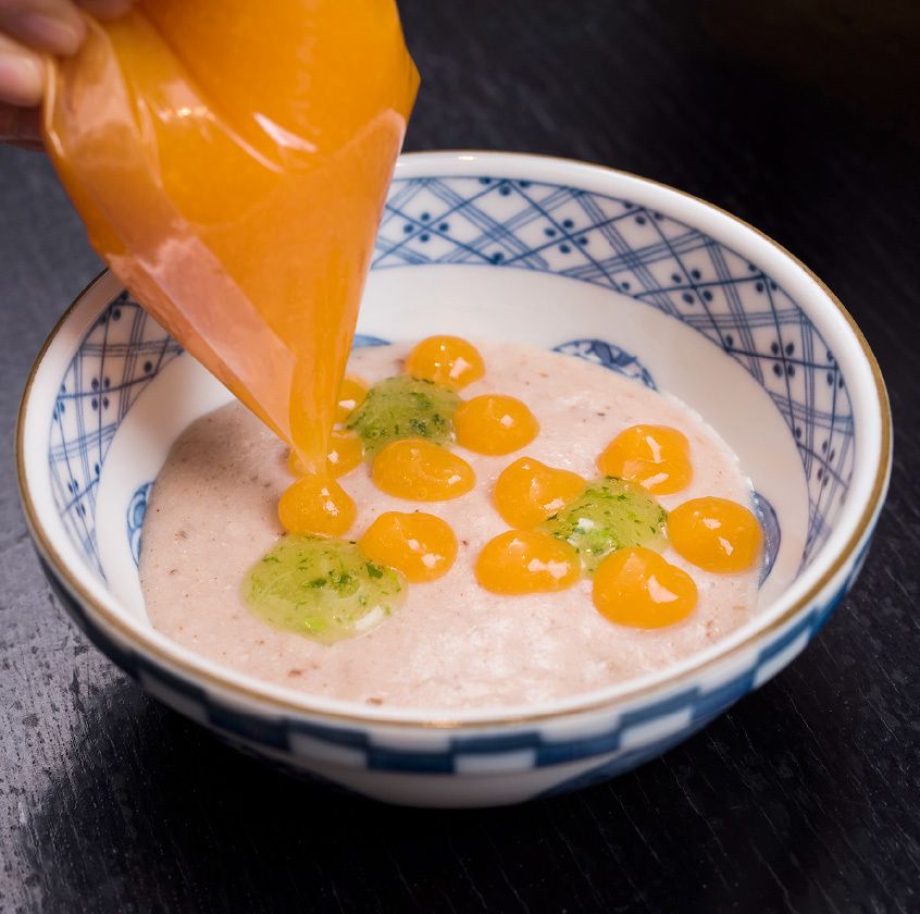柔らかくした介護食を絞り袋で絞り出す様子