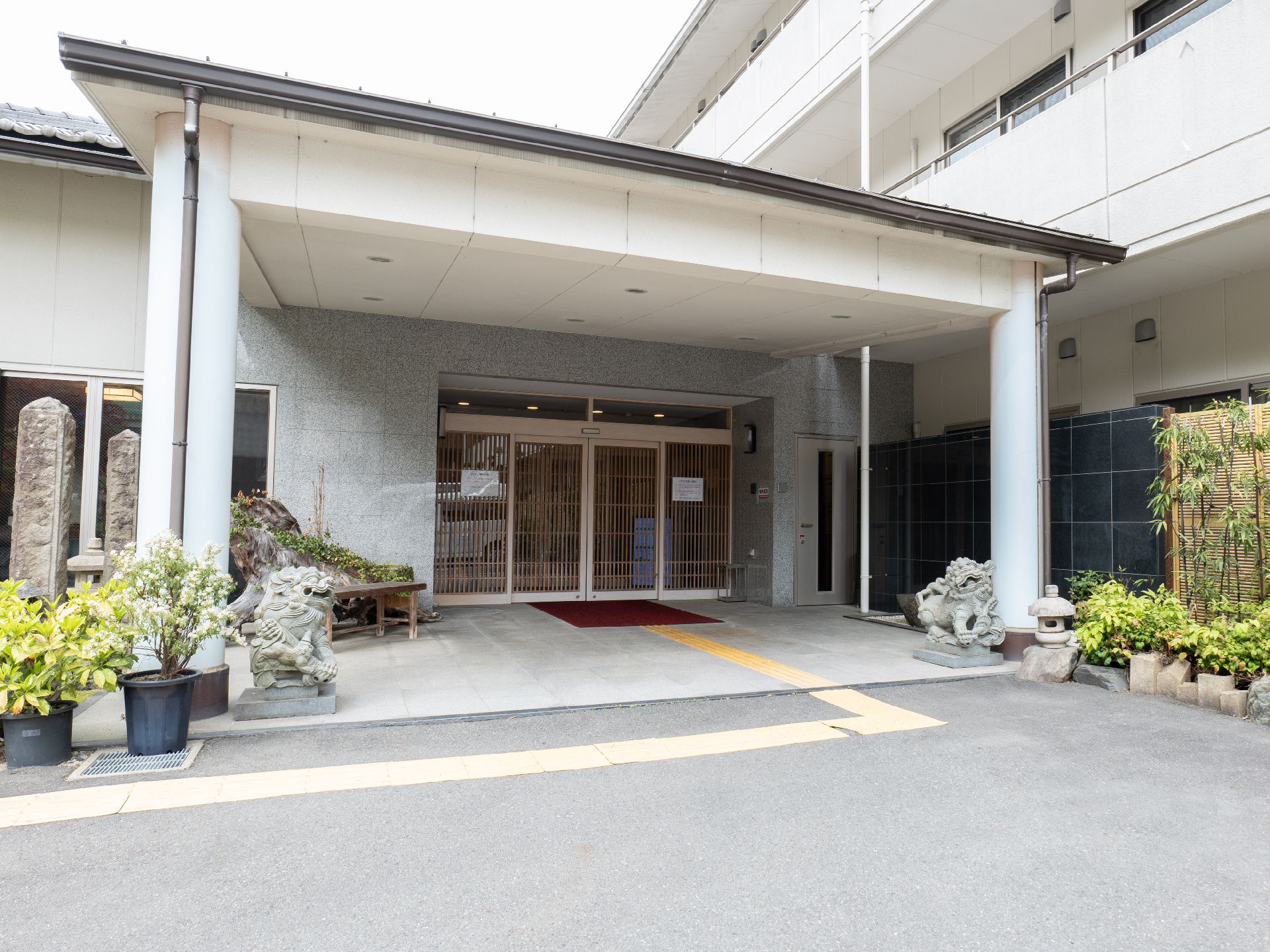 屋根が設置された玄関