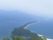 広い湾の中には長細い縞が浮かび、砂浜が島を囲むようにしていある。山のふもとには町が広がっている。