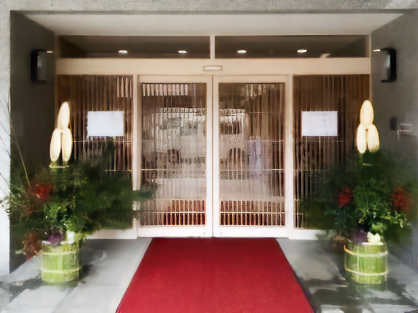 門松が両サイドに設置されている自動ドアが付いたエントランスには赤いマットも敷かれている。