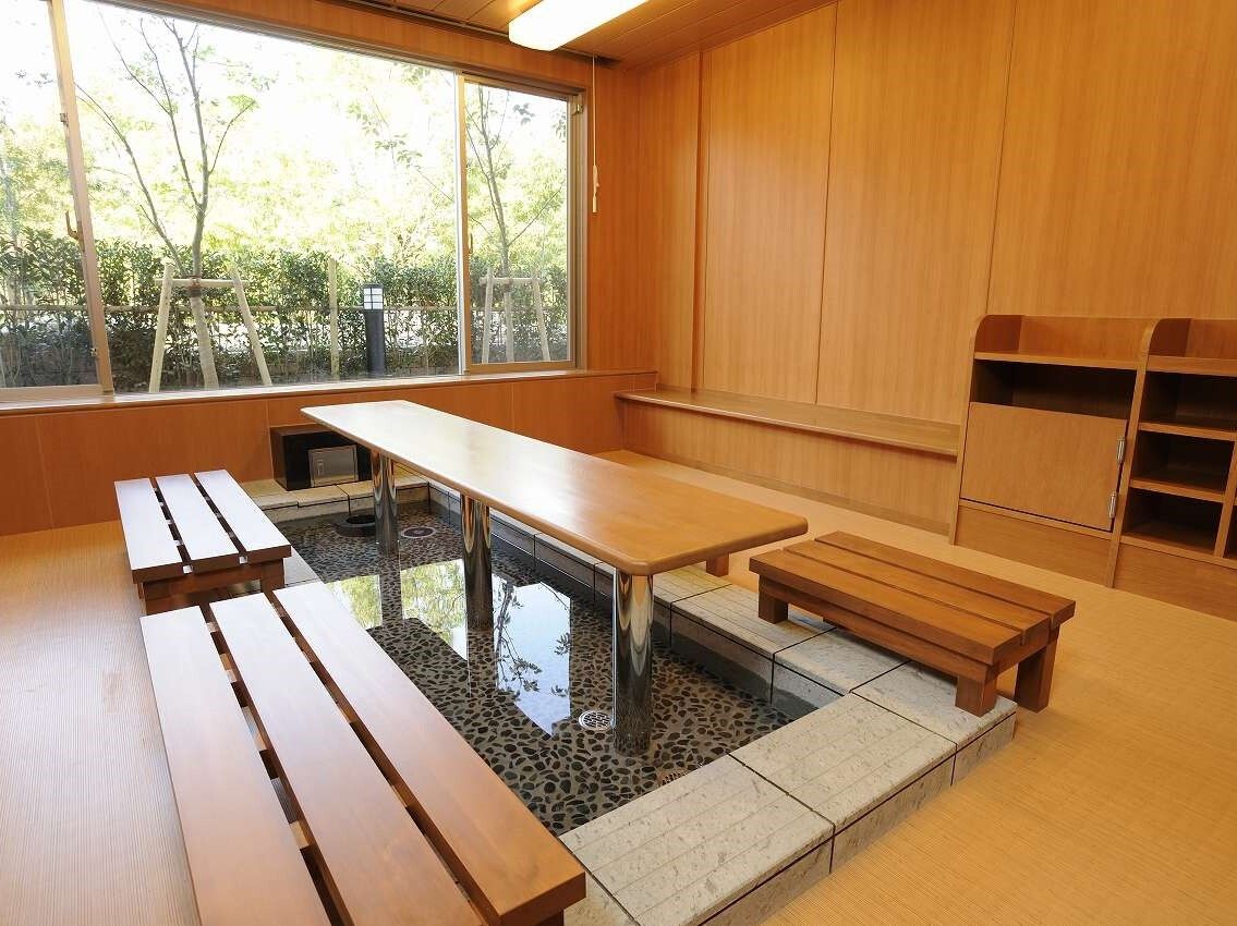 清潔に掃除されている様子の足湯。施設内のリラクゼーション設備