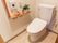 花や観葉植物が飾られた洋式トイレの個室