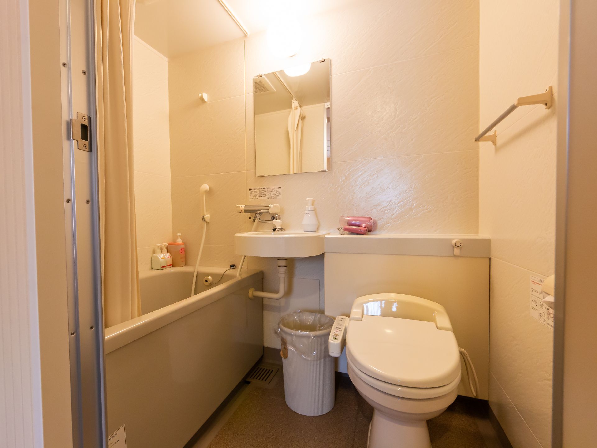 白を基調としたユニットバス