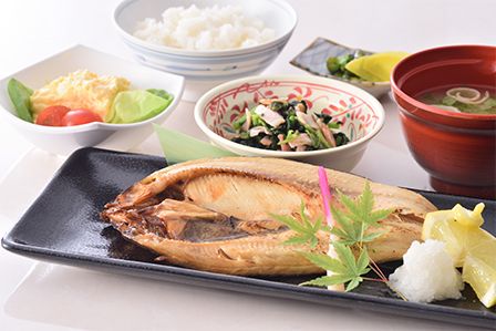 焼き魚がメインのサラダと味噌汁がセットになった和食