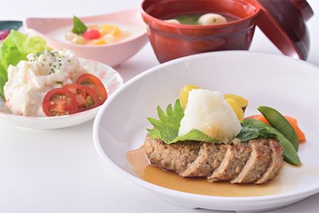 おろしハンバーグとポテトサラダにデザートが付いたメニュー