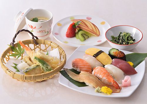 天ぷら盛り合わせと握り寿司と茶碗蒸しや和え物のセット
