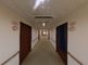 明るく広々とした廊下
