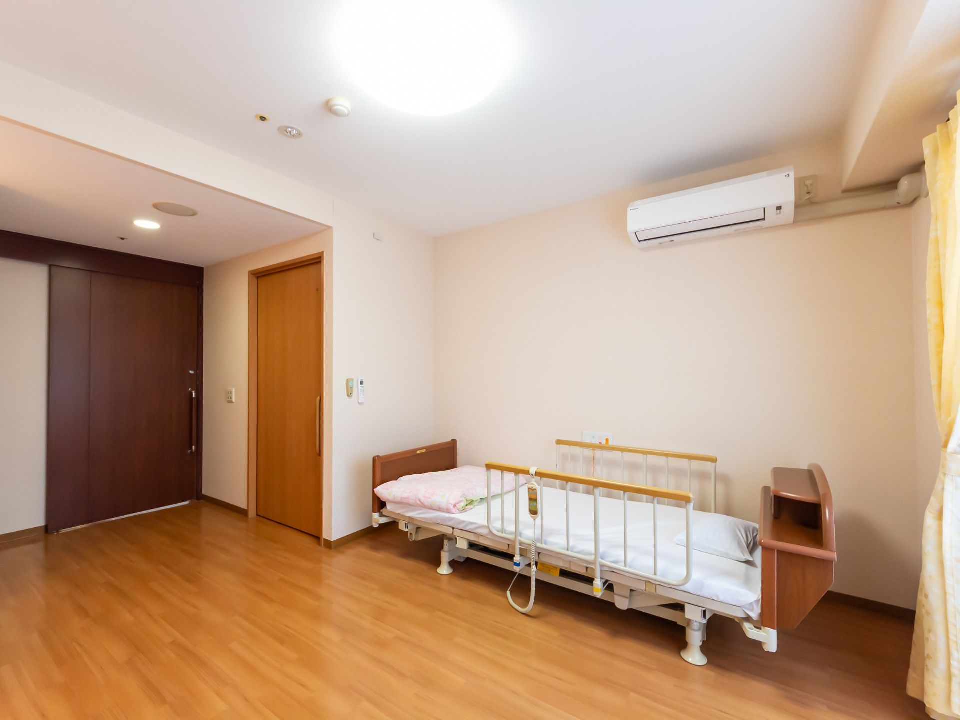 落ち着いた雰囲気の居室