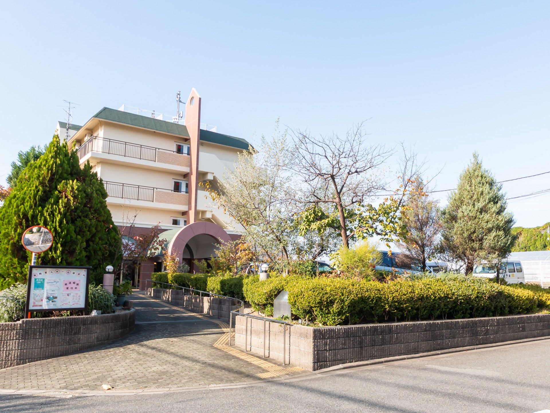 緑豊かな建物の外観