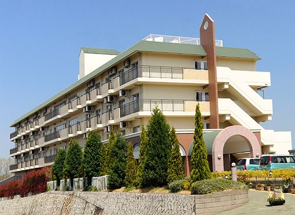 緑に囲まれた建物外観