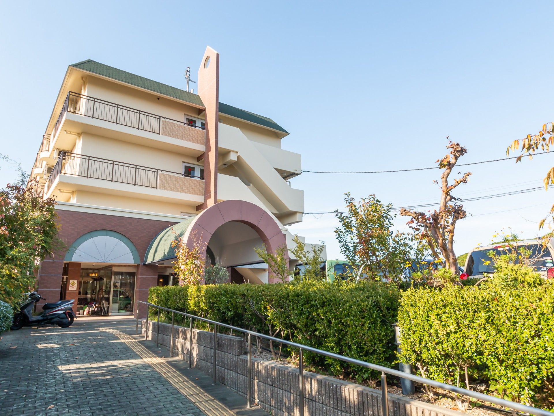 緑に囲まれた建物の外観