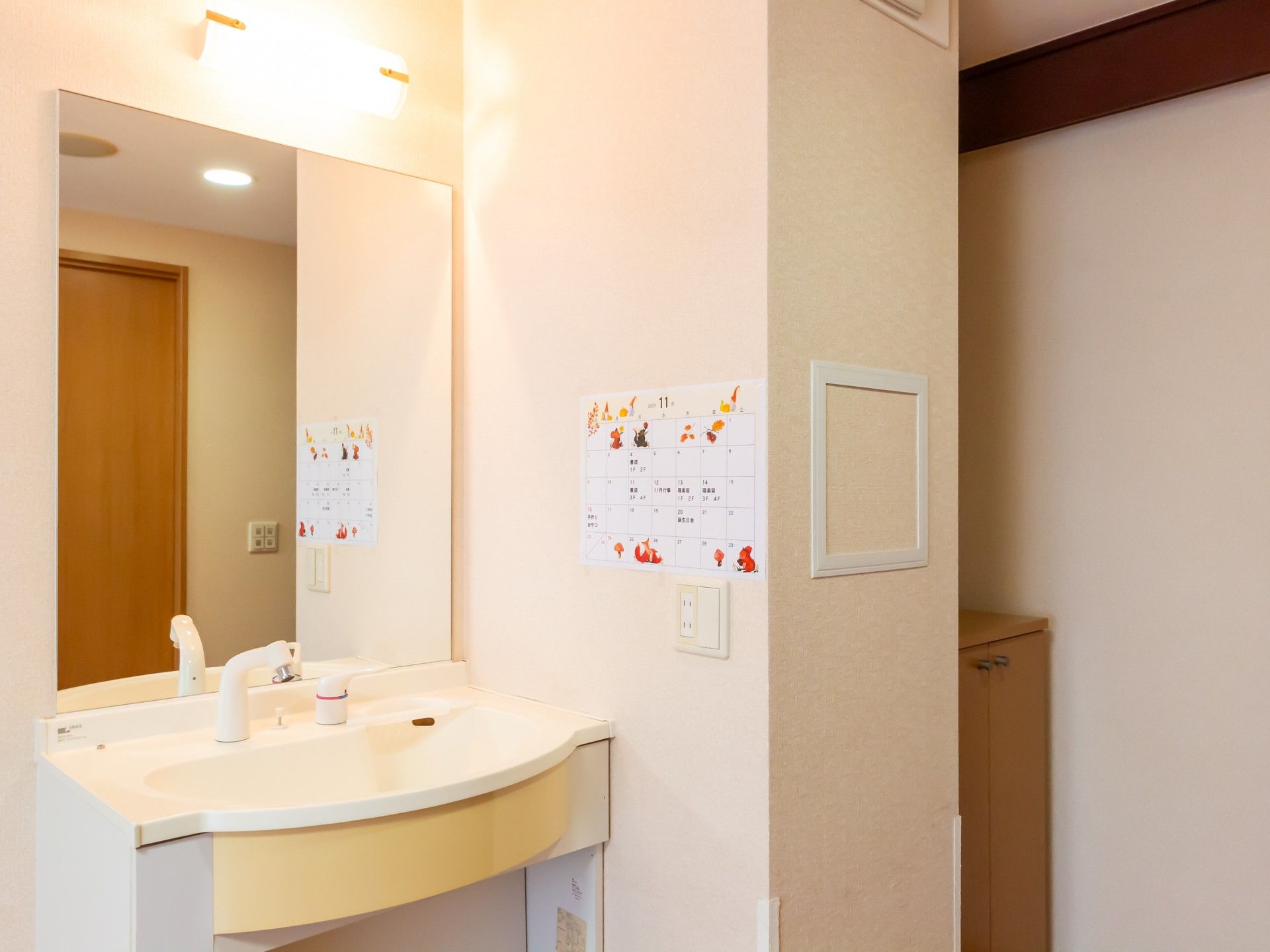 洗面台とカレンダーの壁