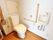 L字型の手すりを取り付けてある施設内のトイレの様子。