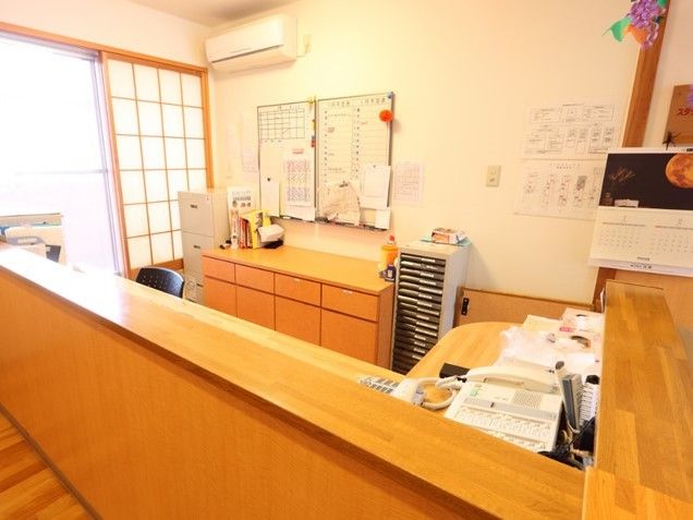 木製のたんすが置かれているエントランス・受付の様子。誰もいない時に写された写真