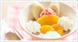 カットしたバナナやみかんにホイップクリームをのせたデザート