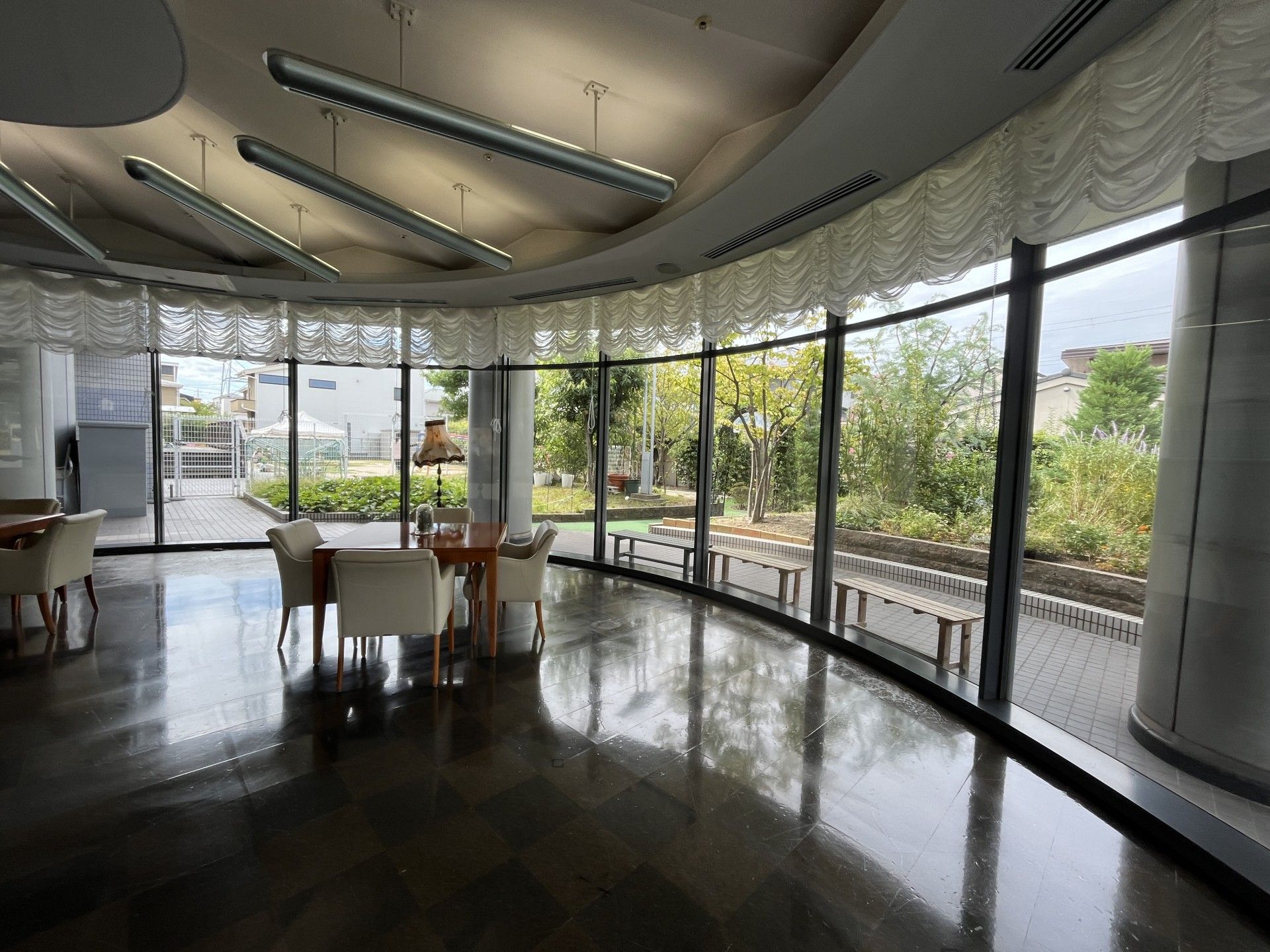 明るい共有リビングスペース