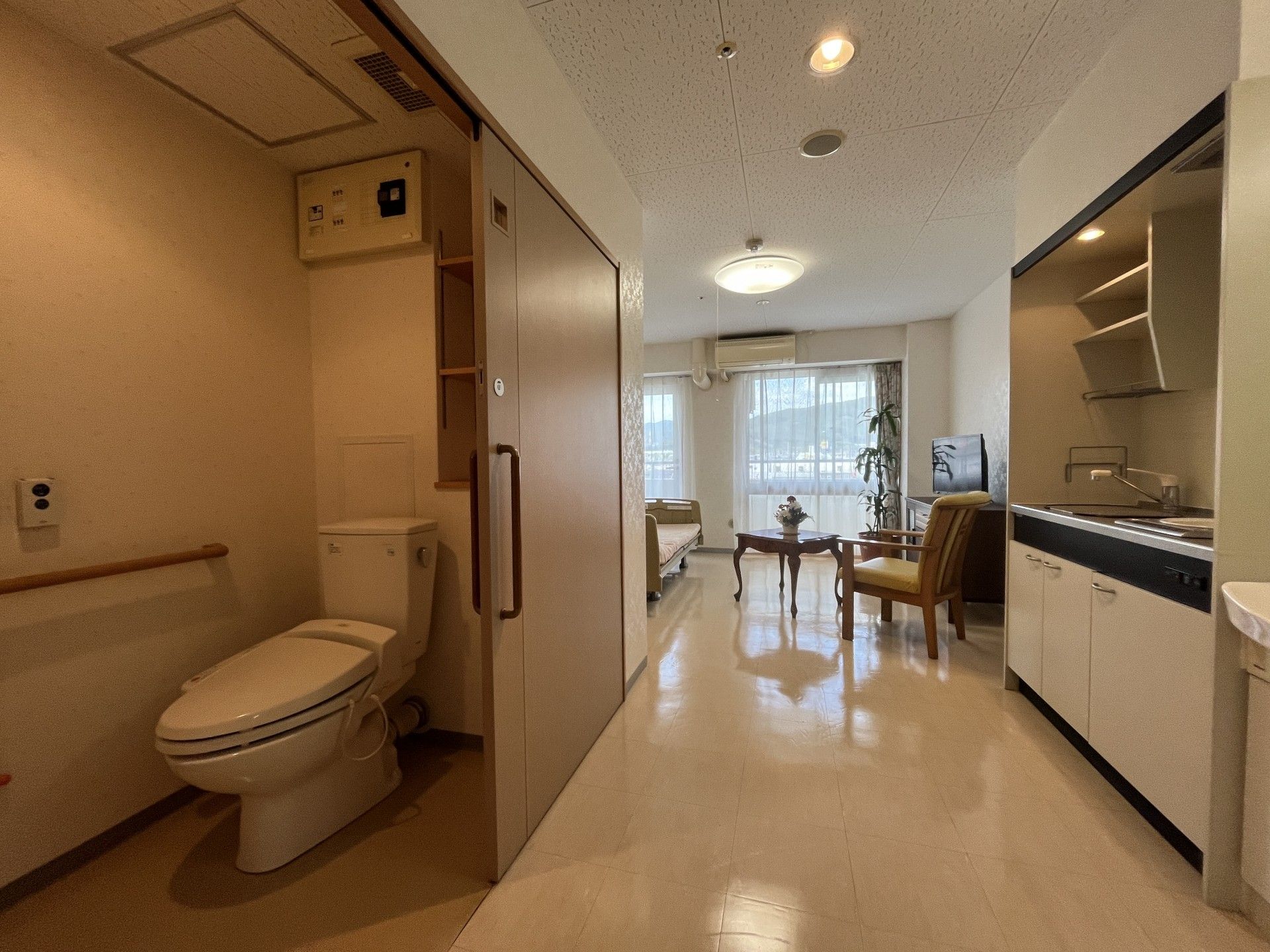 明るく広々とした居室