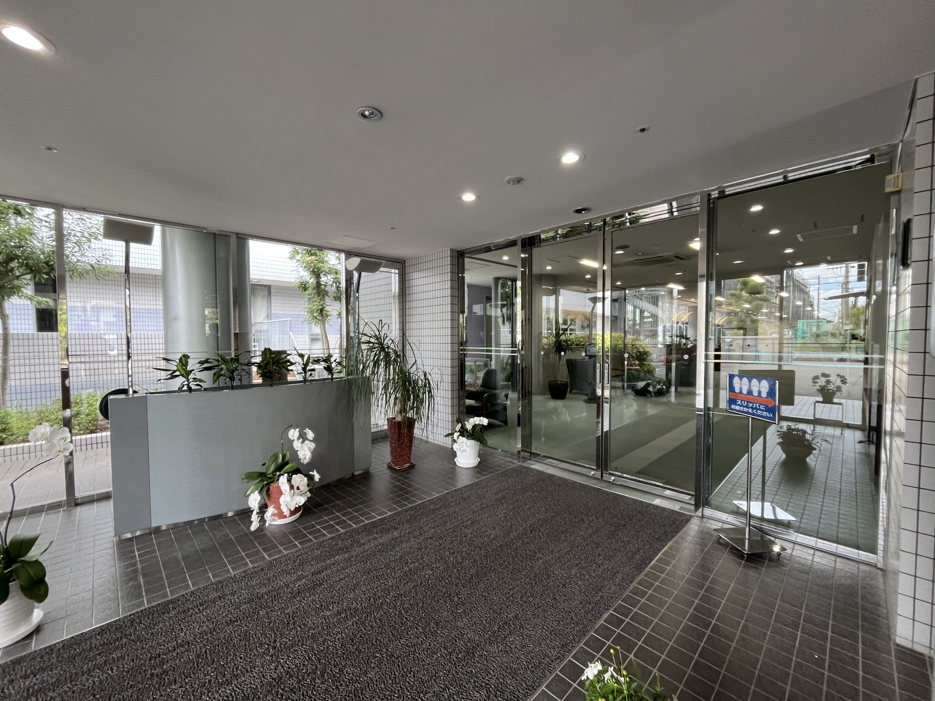 明るく開放的なエントランス