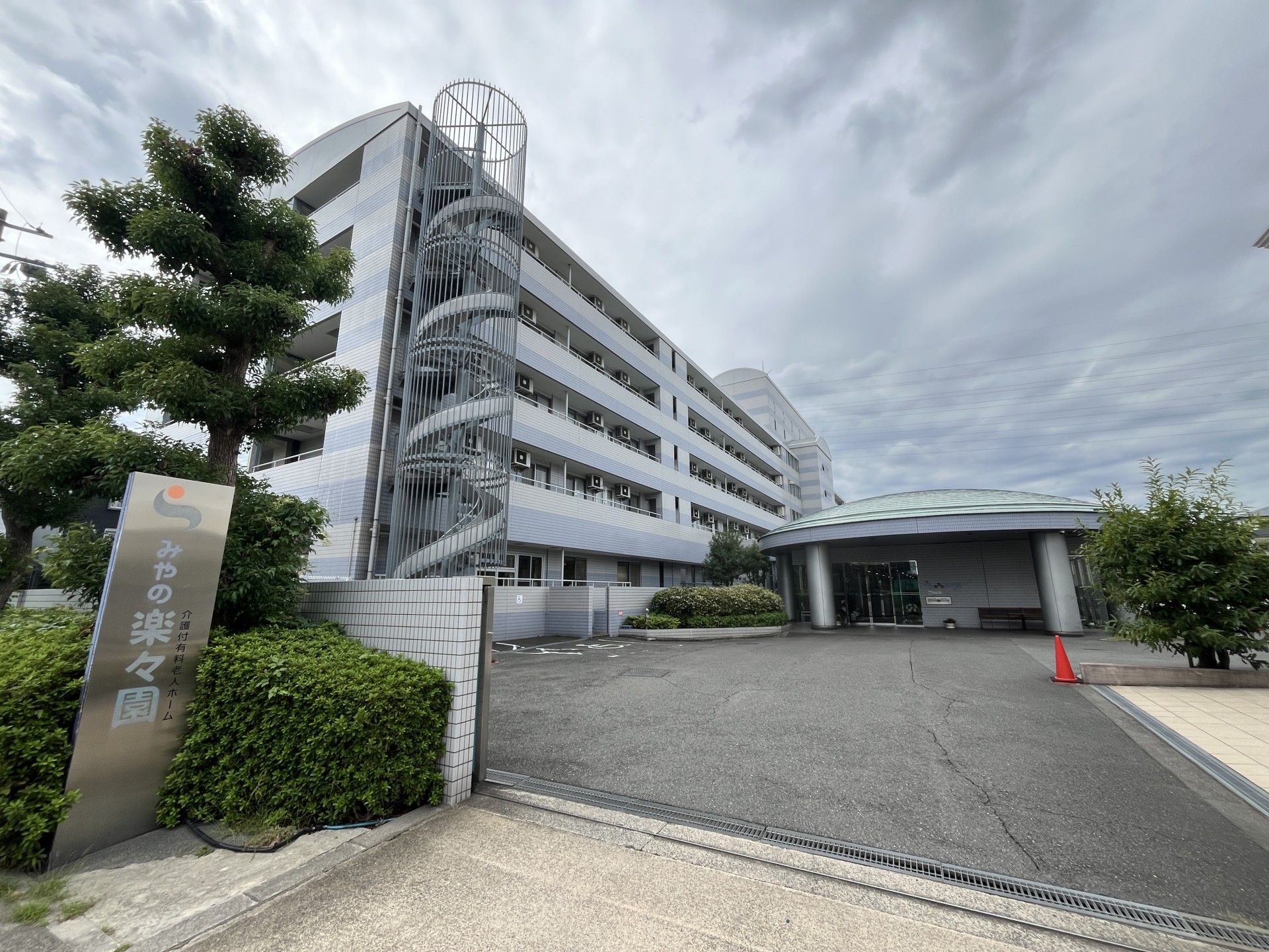 モダンな建物のエントランス