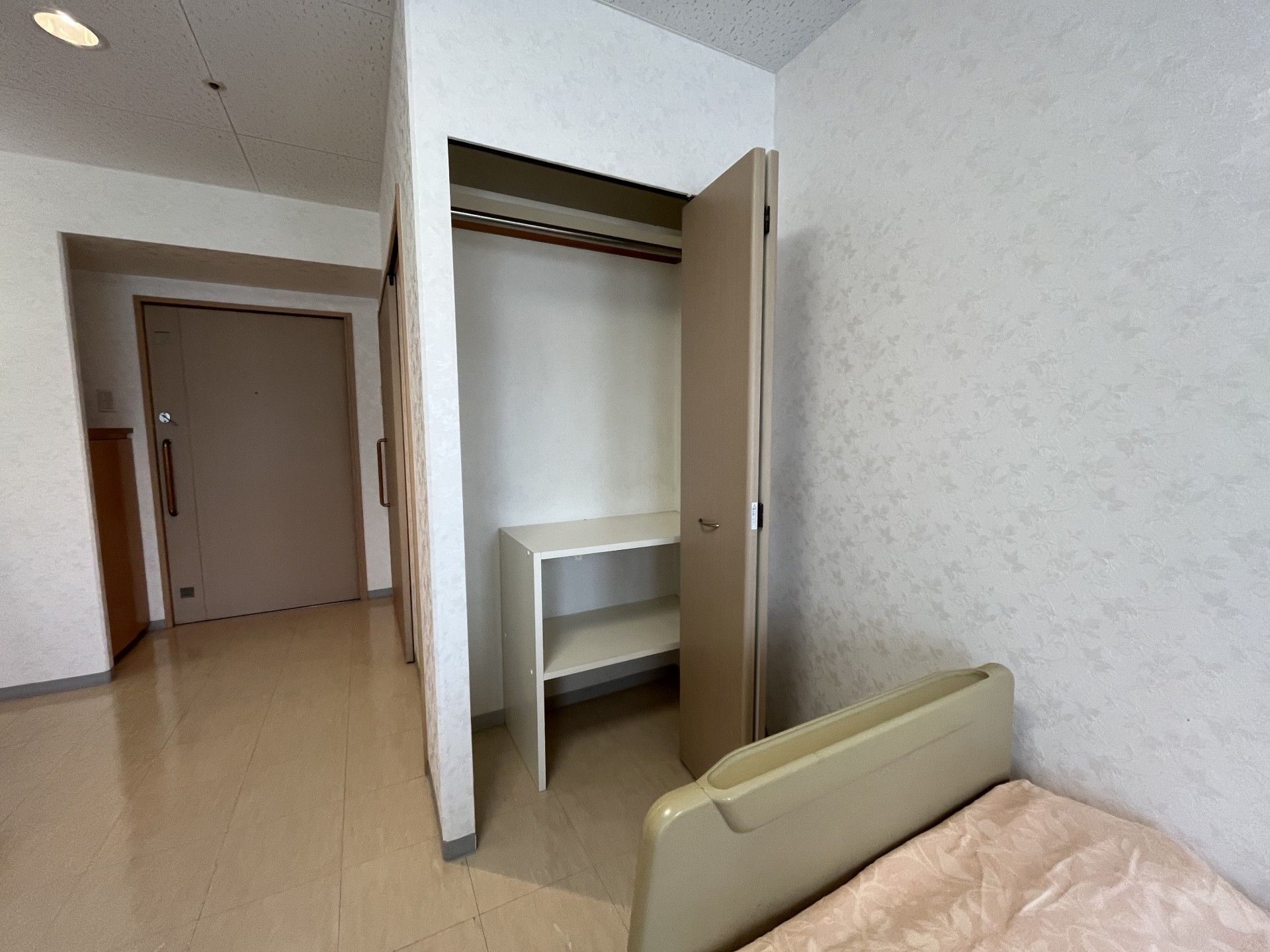 居室の入口とベッド