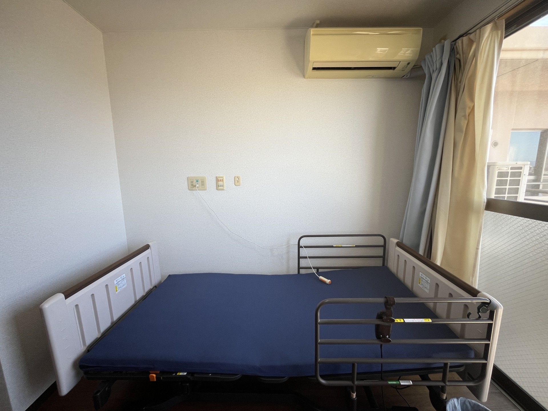 快適なベッドのある部屋