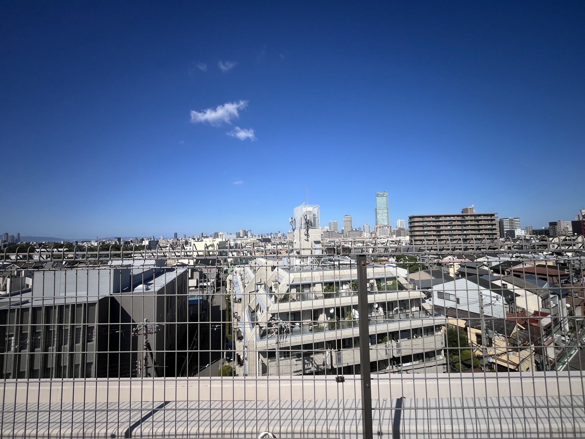 青空と街並みの風景