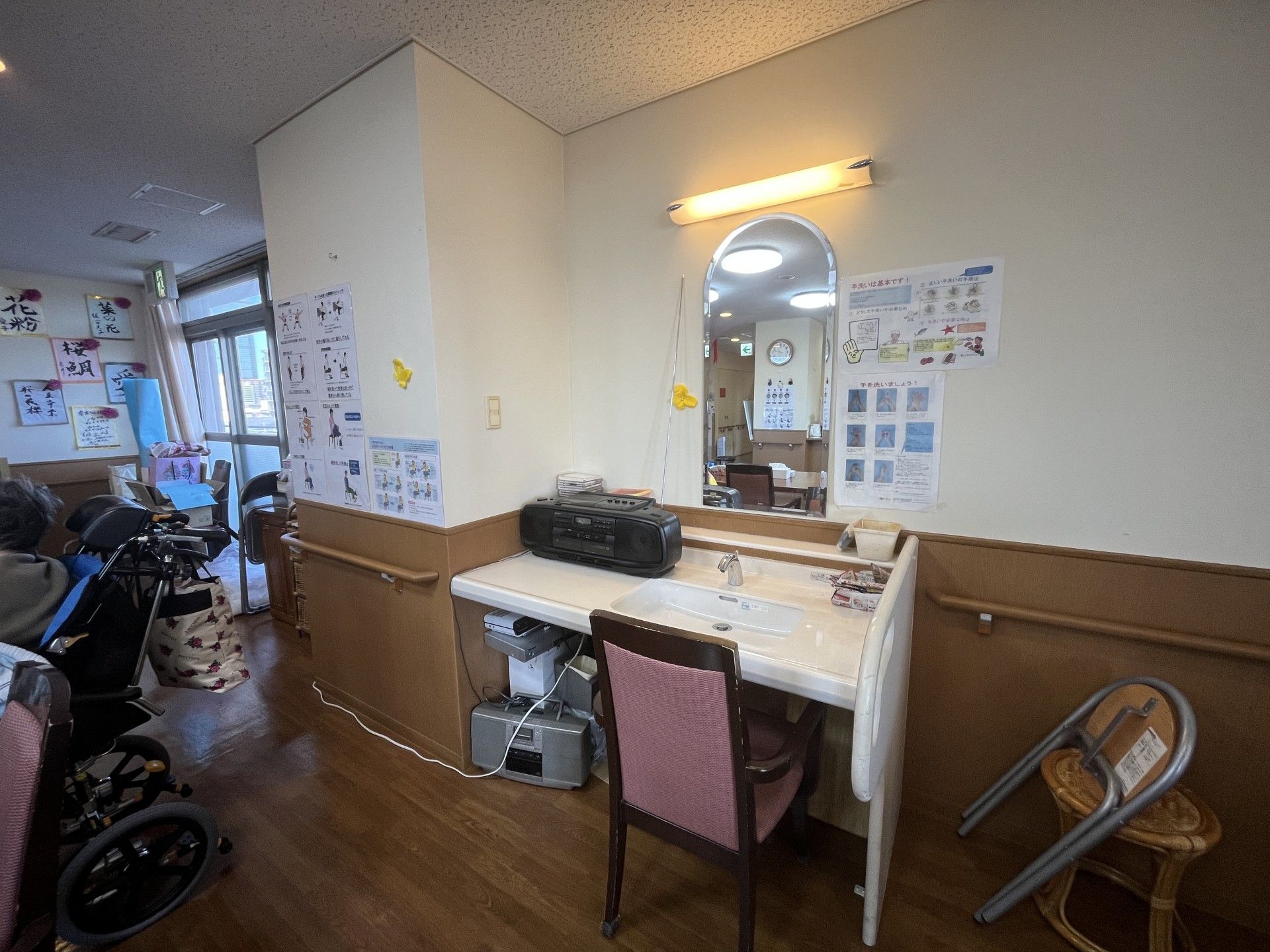 洗面台と椅子のある一角