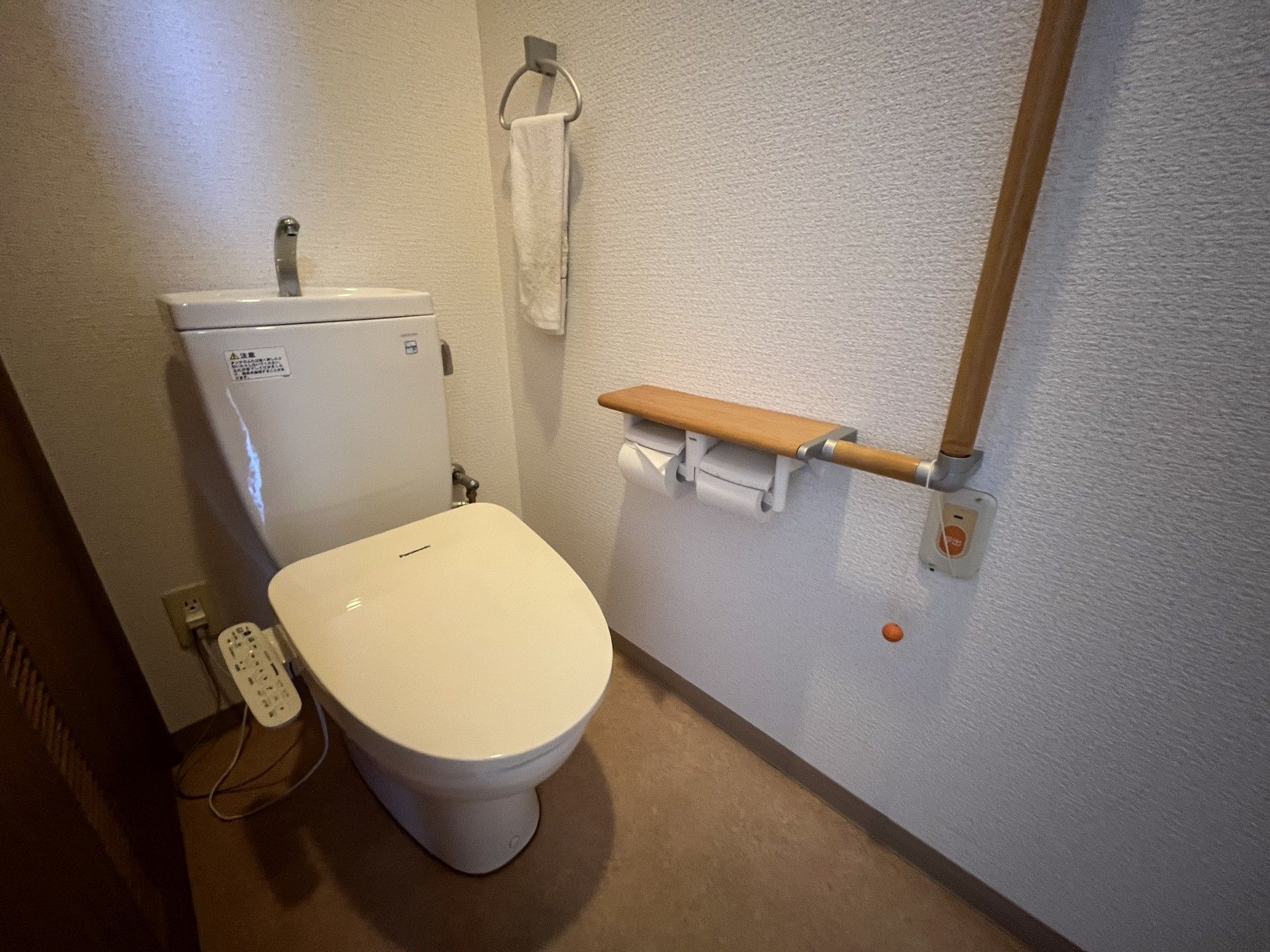 手すり付きのトイレ