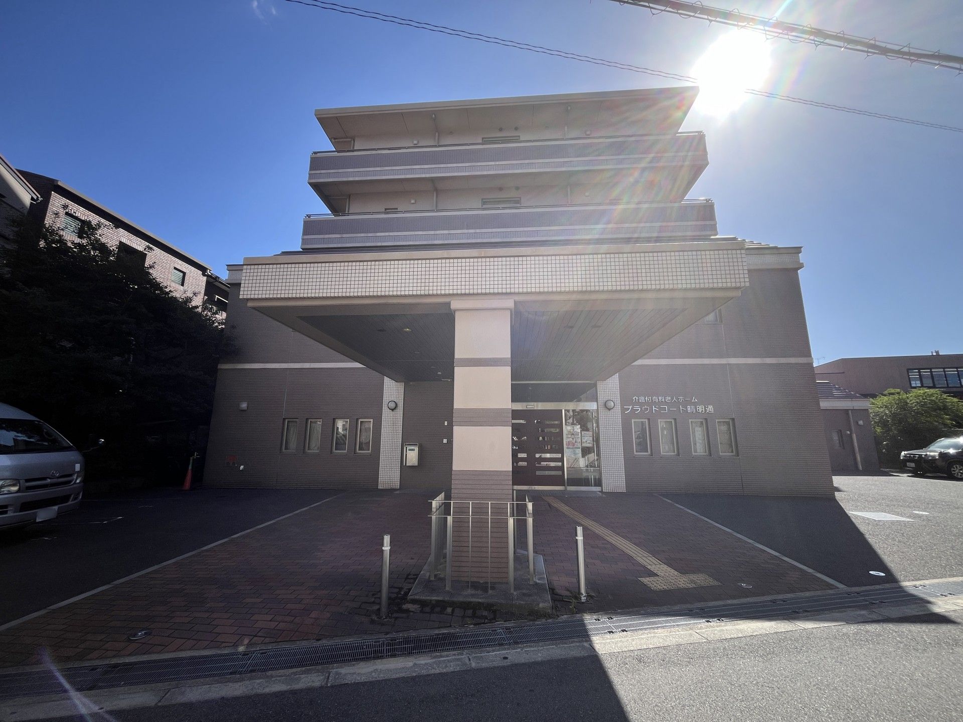 日差しが差し込む建物の外観