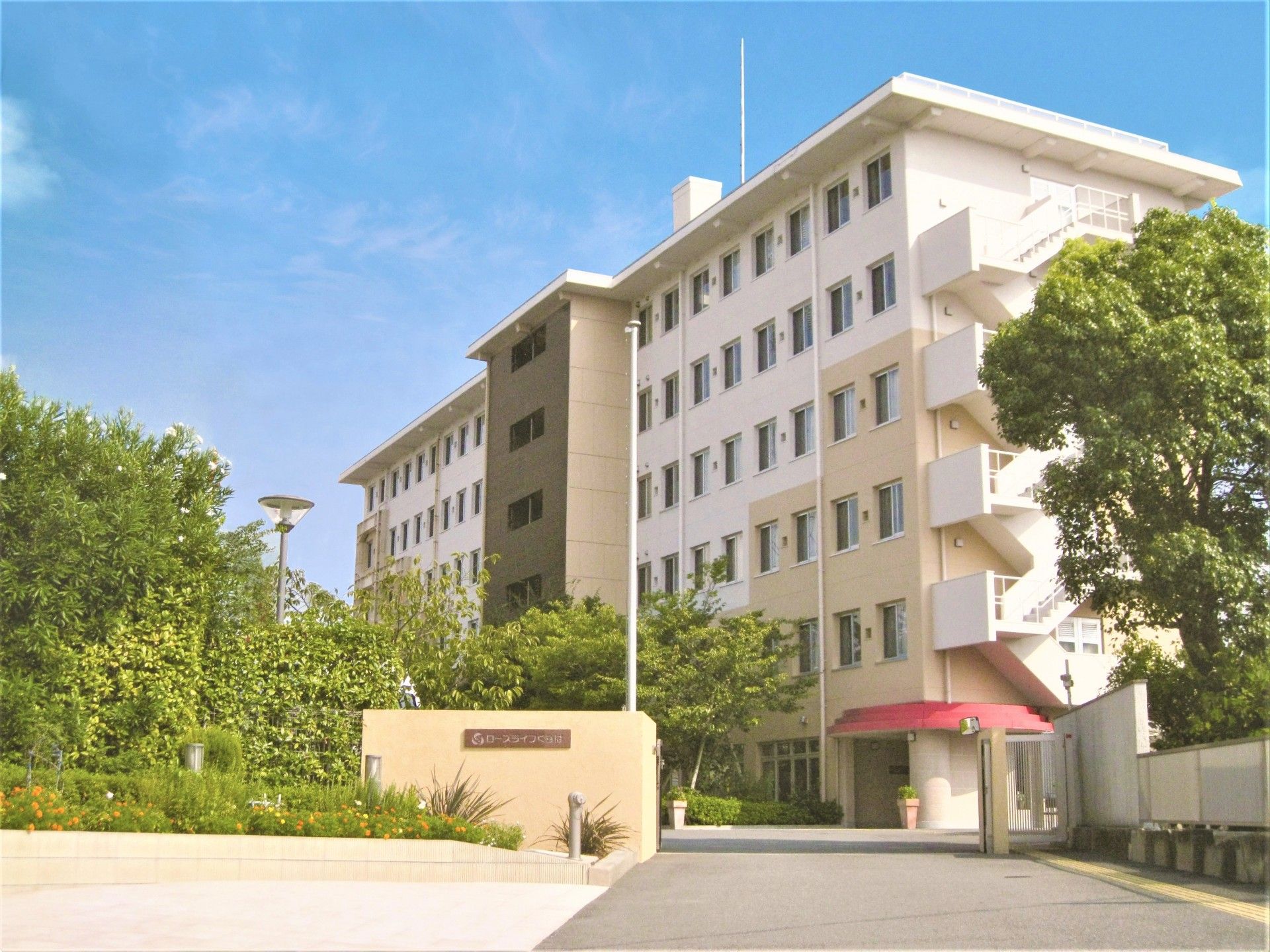 介護付き有料老人ホームの門や外観