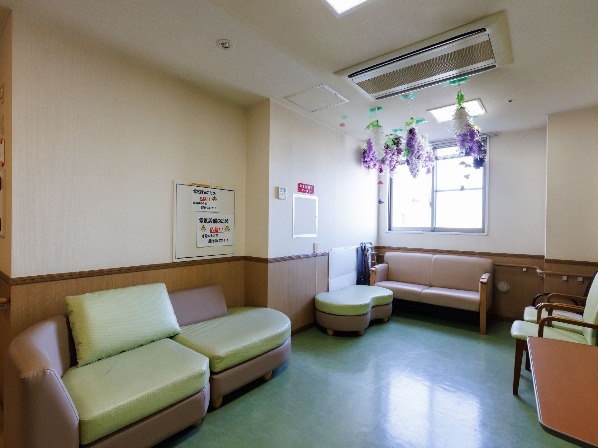カウンター席には4脚の椅子がセットされ、カウンターには花が飾られ、ペンダントライトが付いている。