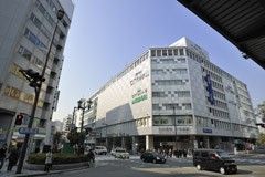 都会の明るい施設外観