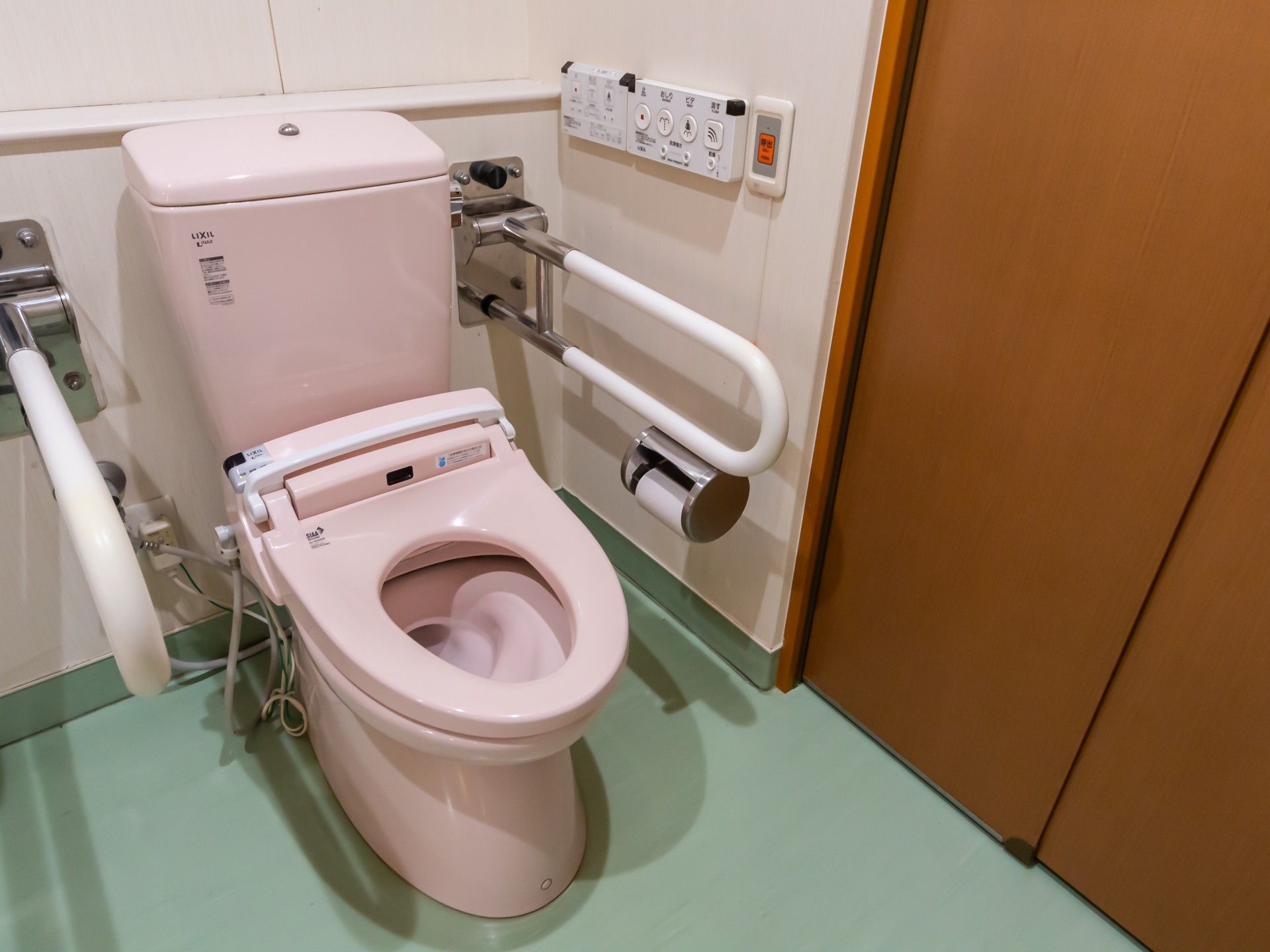 手すり付きのトイレ