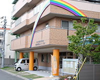 虹色アーチのある建物入口