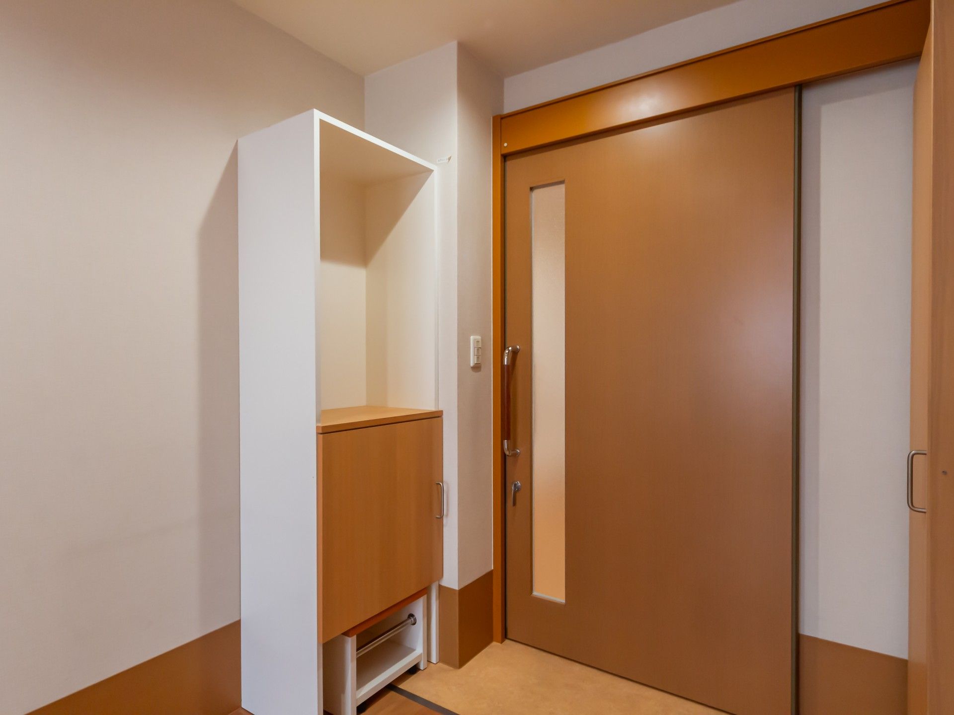 木製の引き戸と収納棚