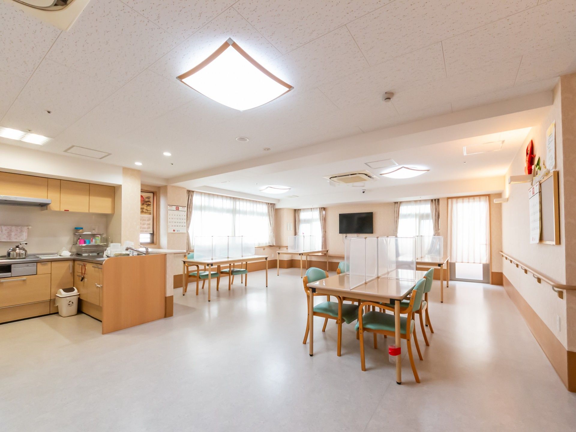 明るい食事スペース