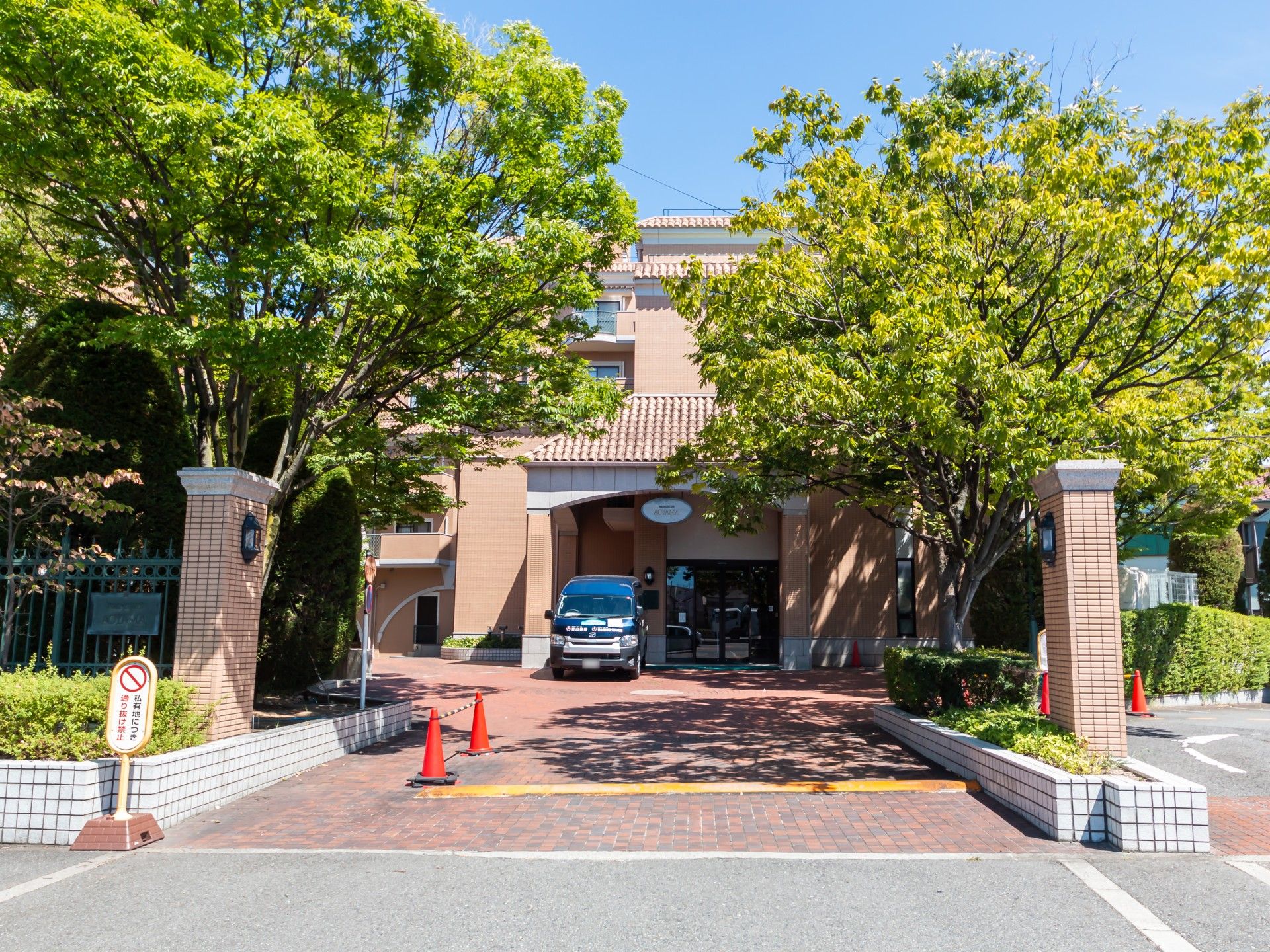 緑豊かなエントランス風景