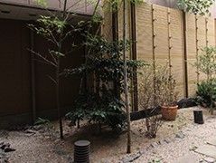 日本庭園の雰囲気を持つ中庭の様子。眺めて楽しむ庭を写した写真