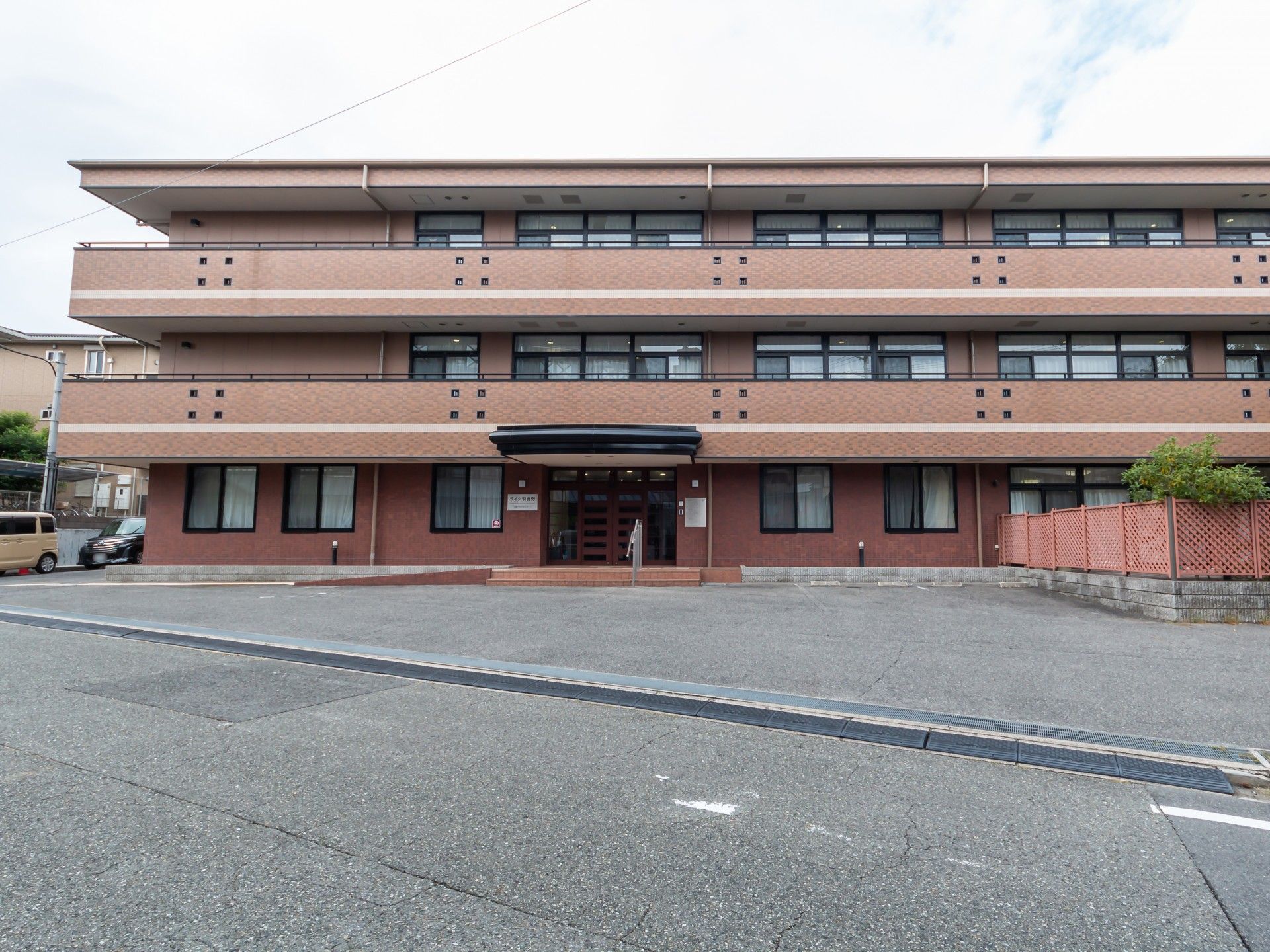 落ち着いた色合いの建物正面