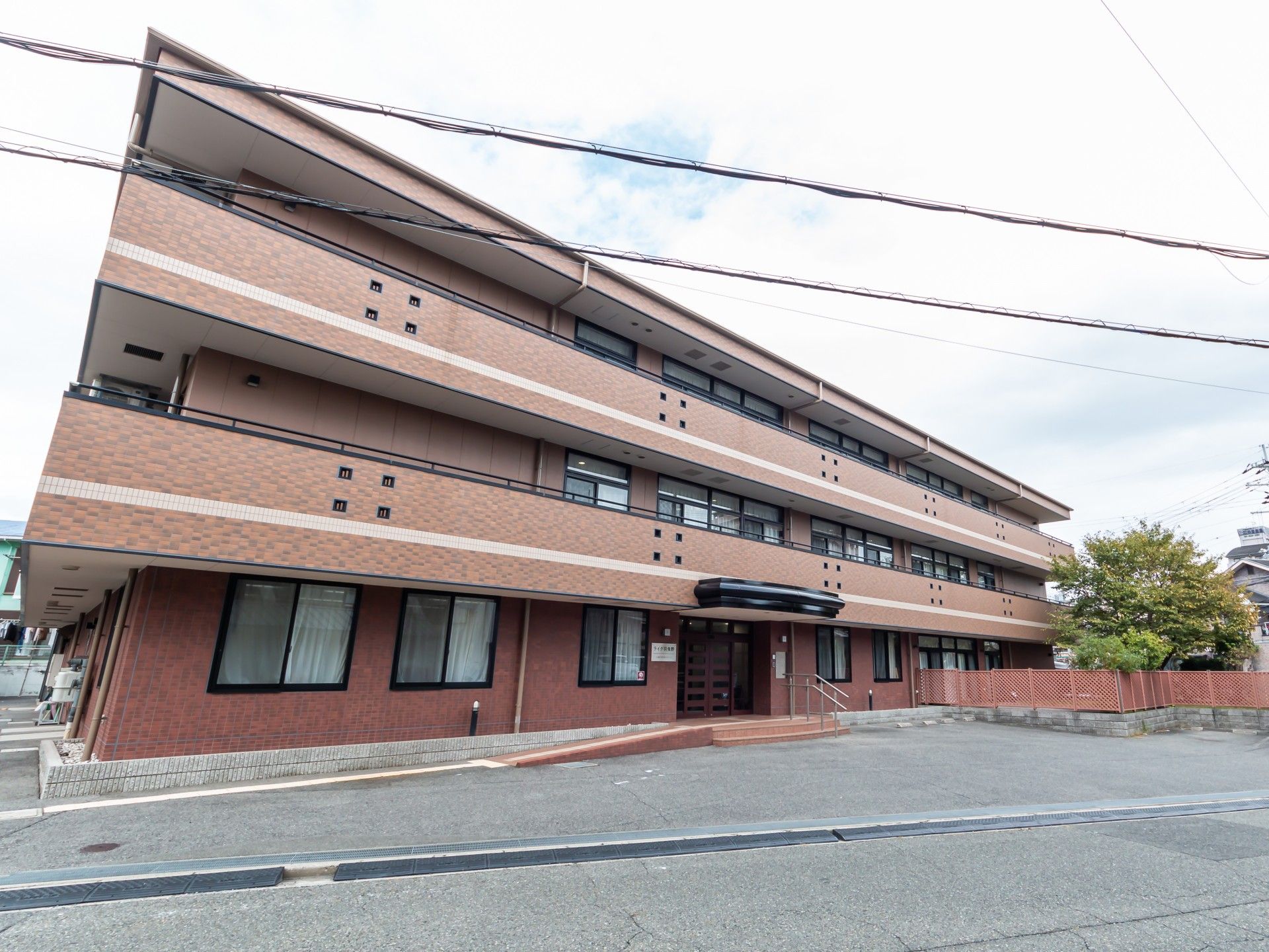 ゆとりある外観の建物