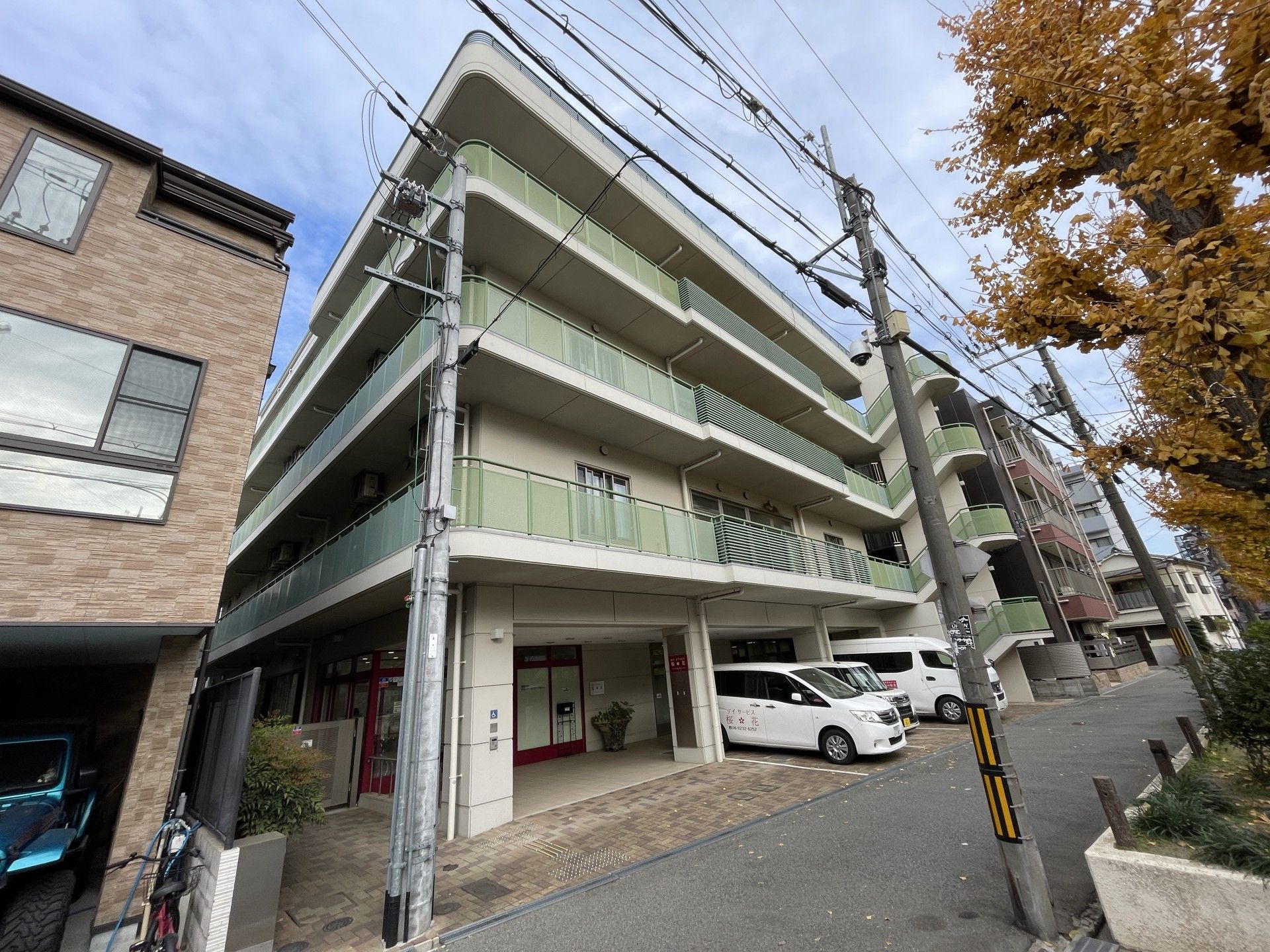車いすに乗った男性と寄り添う介護スタッフ