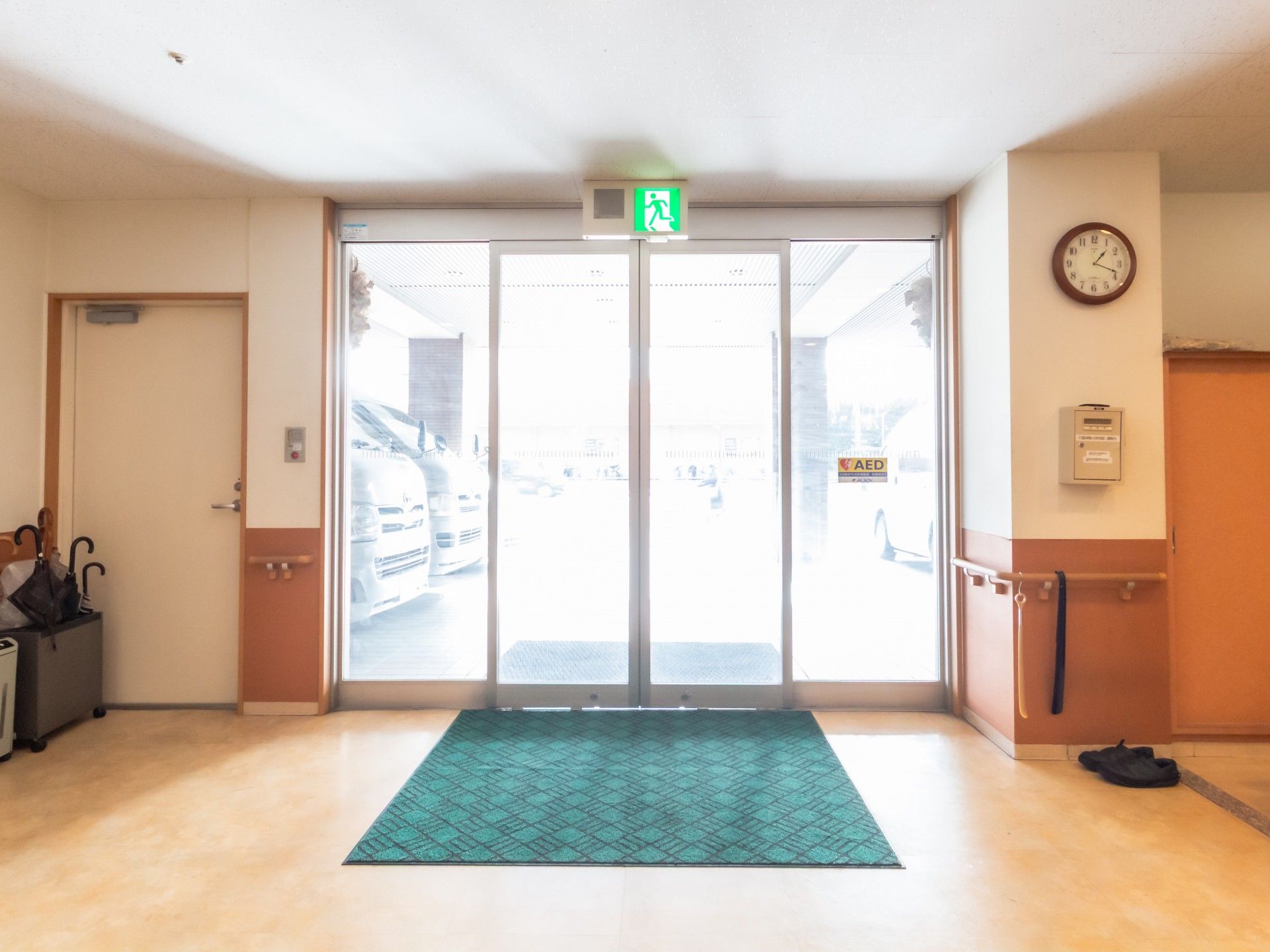 広い出入口の風景