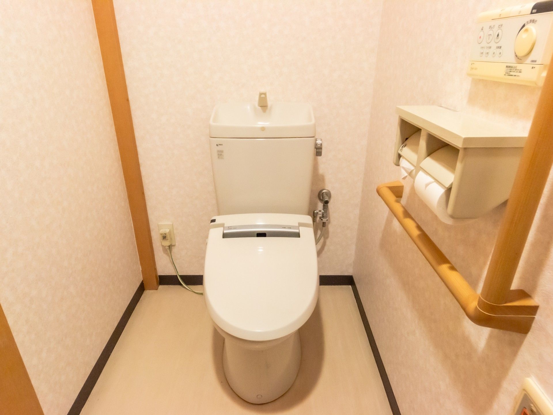 手すり付きのトイレ