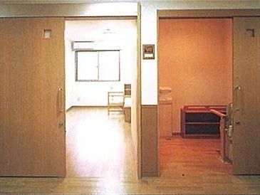 介護用ベッドが置かれている個室、右隣は共用トイレ