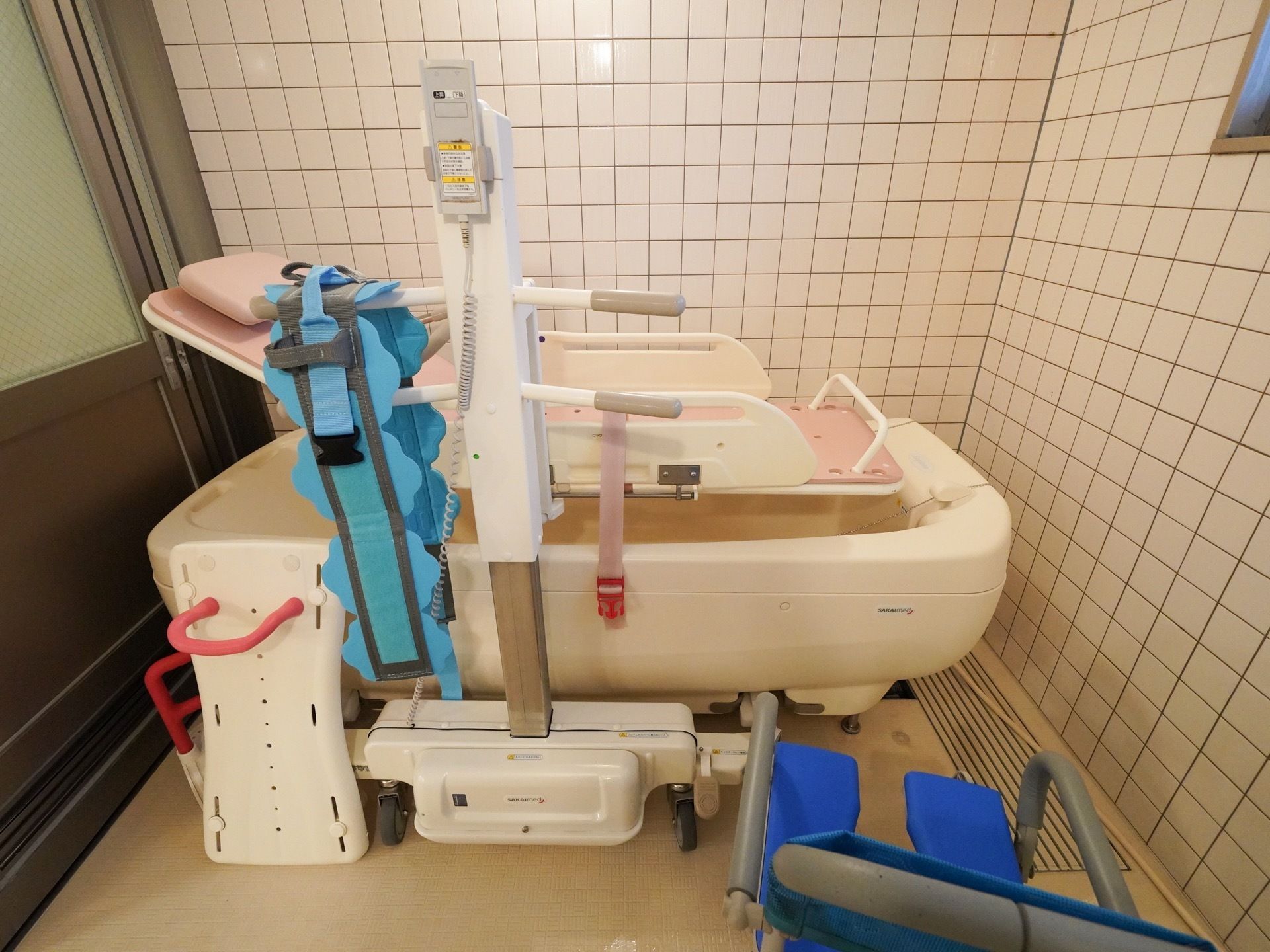 入居者様の介護度に合わせた入浴が可能である。寝位入浴が可能なストレッチャーと特殊浴槽が用意されている。