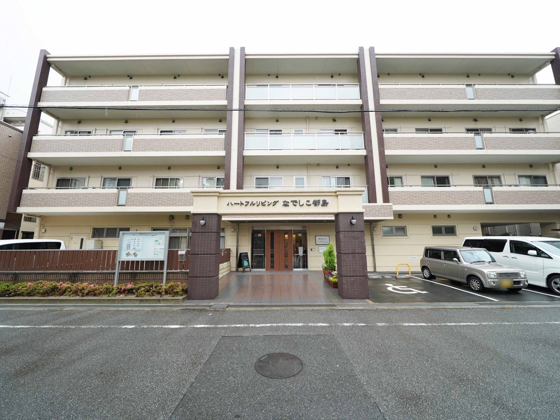 ４階建ての建物で、施設前に駐車スペースが確保されている。周囲は住宅に囲まれ静かな環境だが大通りも近く、防犯面でも安心できる。