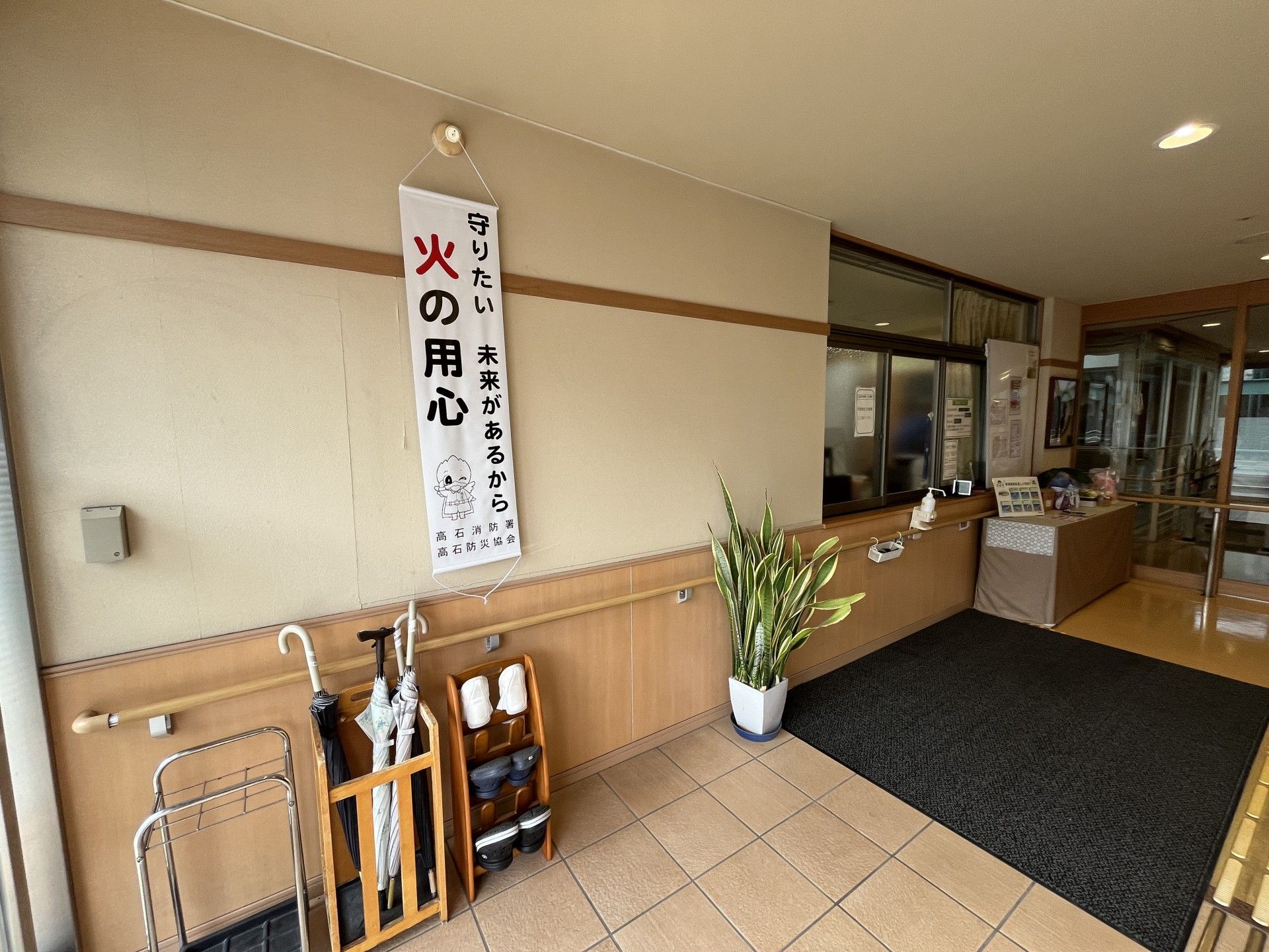 傘立てと案内のある玄関