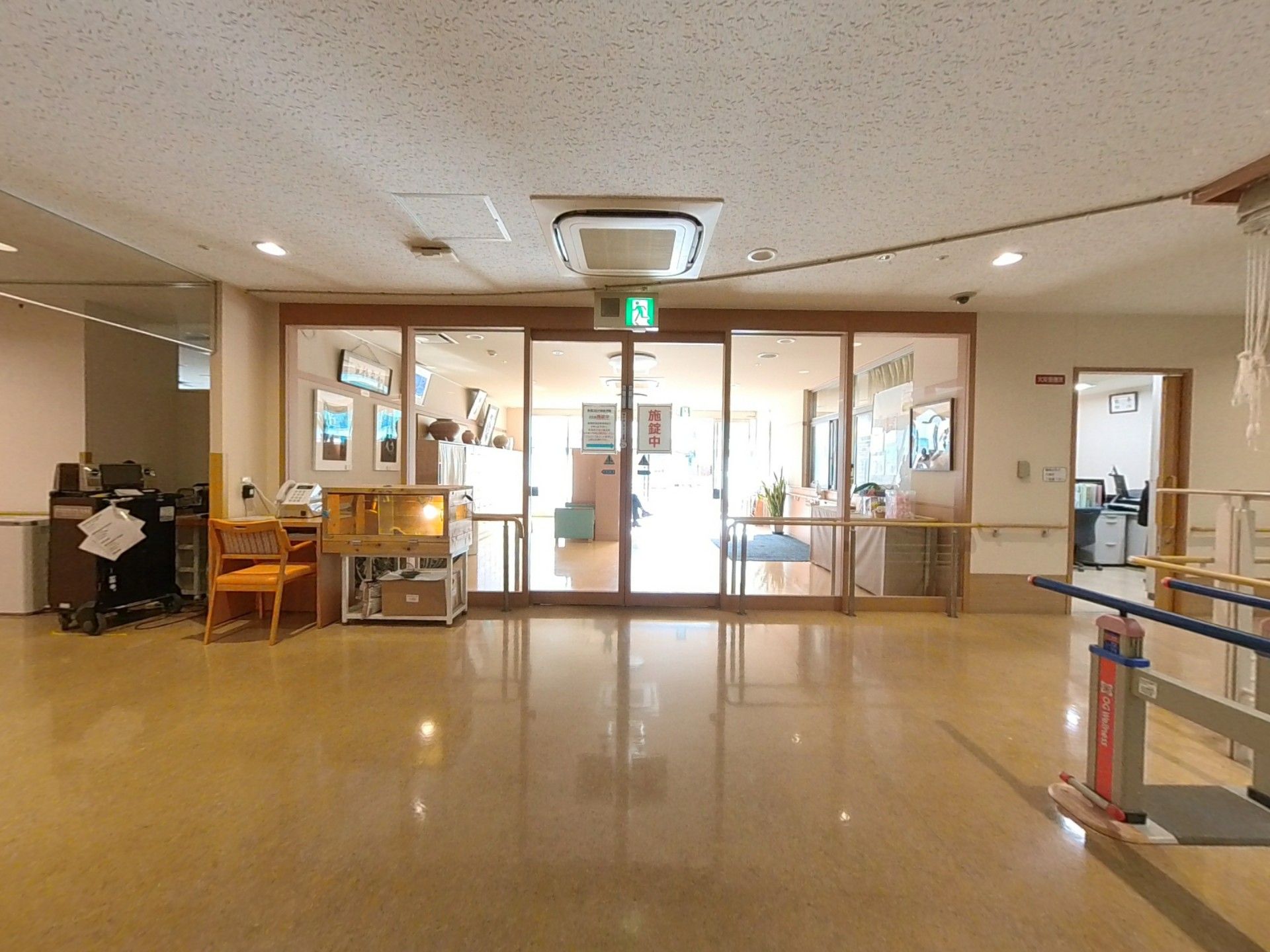 明るい廊下の出入口